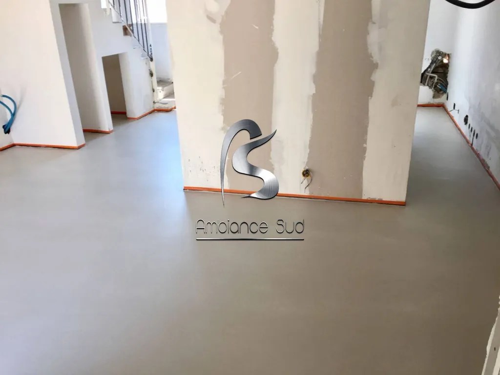 sol en beton cire coule industriel