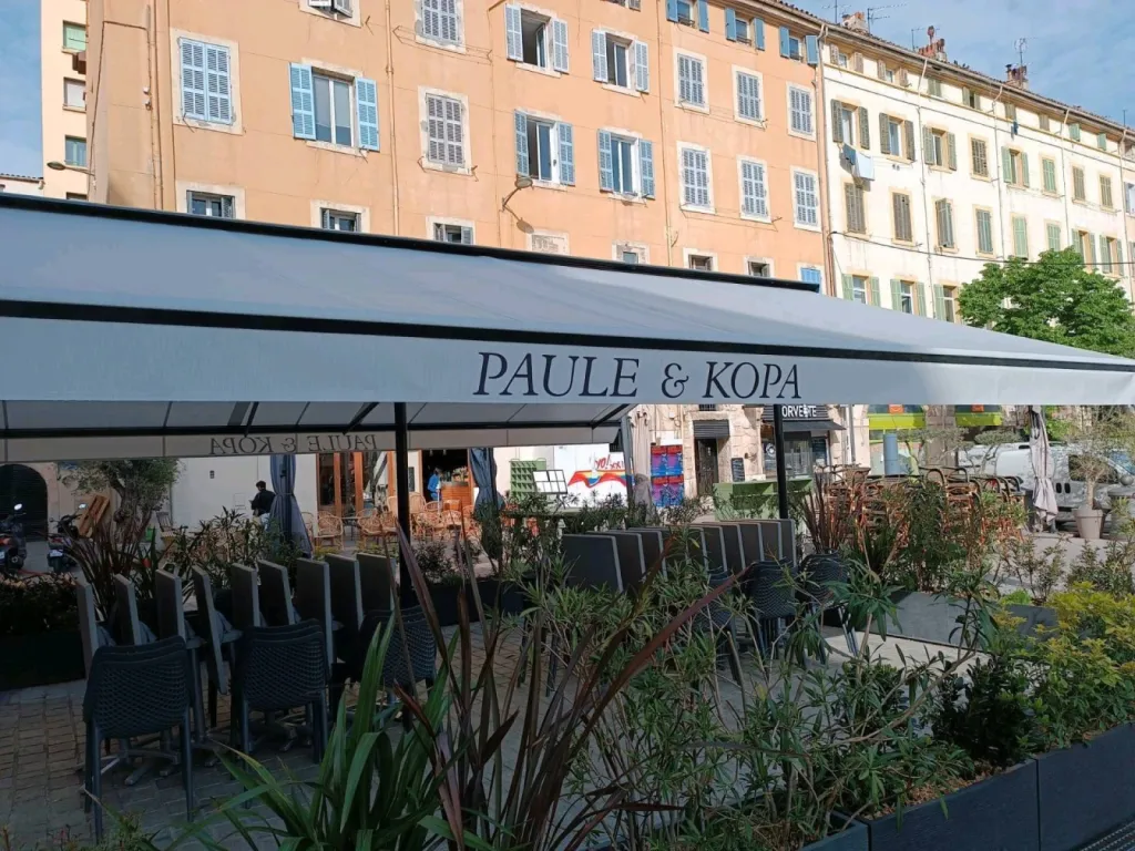 installation d'un store sur mesure pour restaurant à Marseille  installation d'un store sur mesure pour restaurant à Marseille