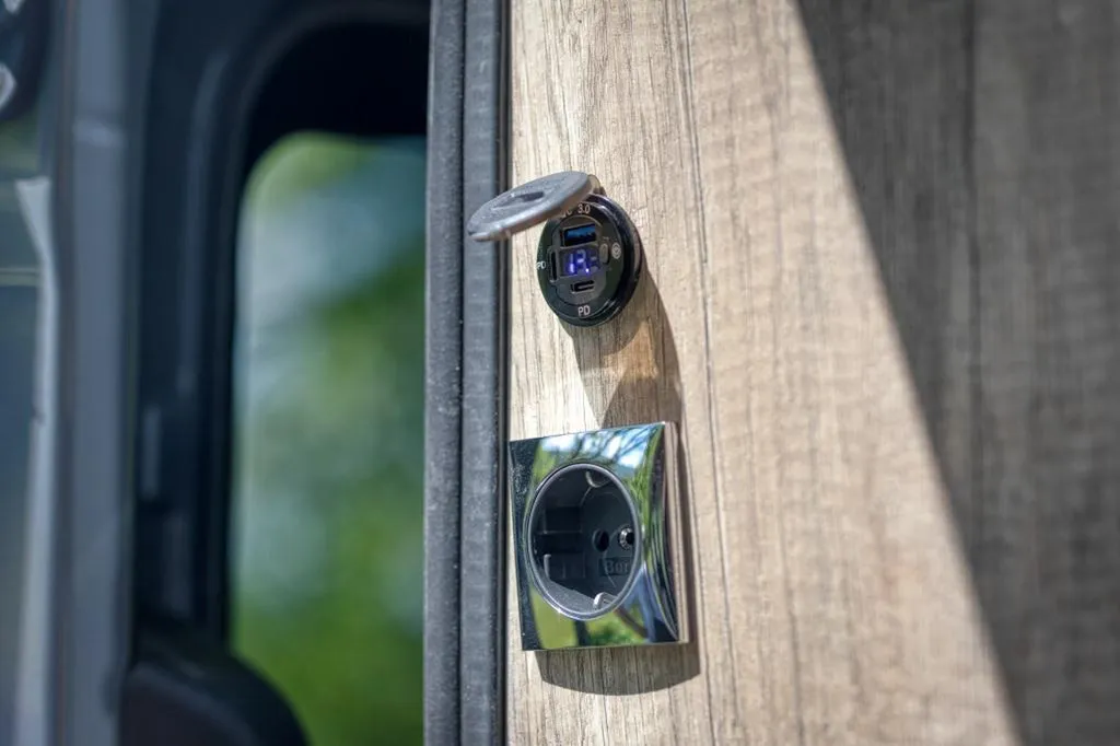 Spécialiste aménagement fourgon MAN TGE 4x4 à Grenoble : transformation van sur-mesure en Isère