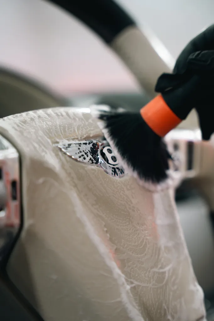 BENTLEY CONTINENTAL GTC - NETTOYAGE DES CUIRS , NOURRISSAGE DES CUIRS ET PROTECTION DES CUIRS PRÈS DE GOUVIEUX DANS L'OISE