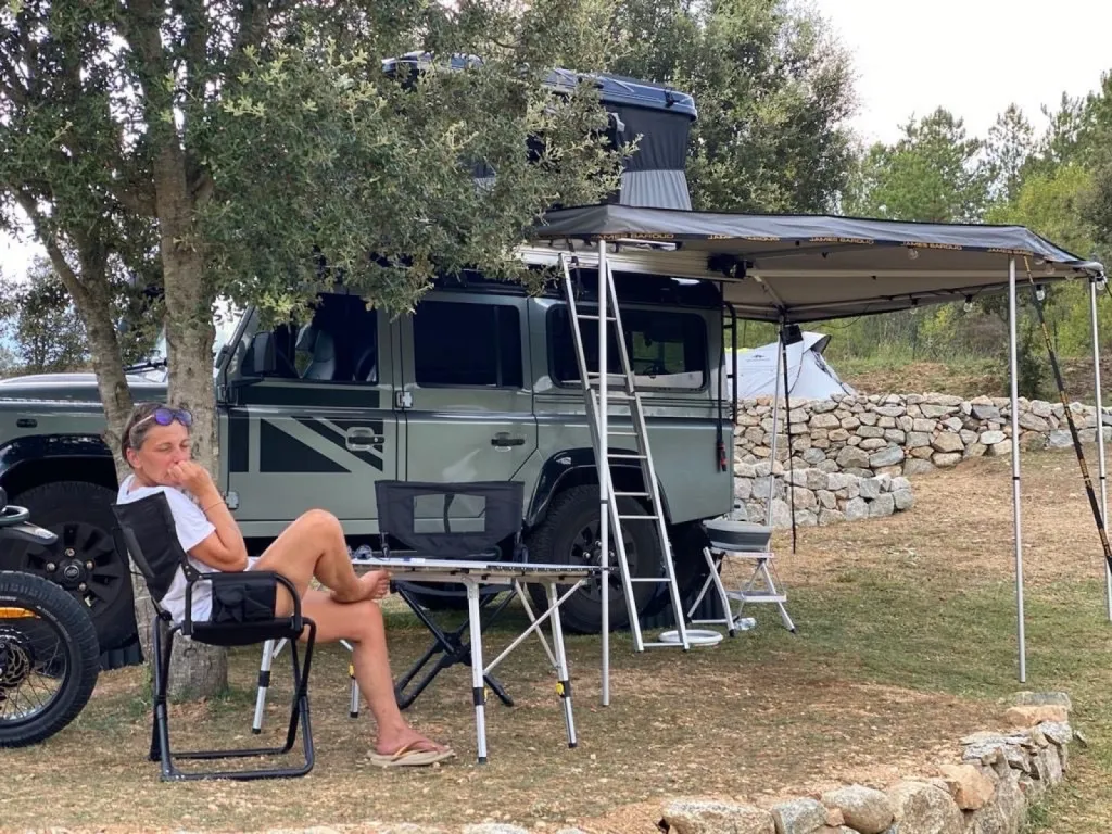 Agencement intérieur d’un 4X4 défender pour le voyage à Bordeaux