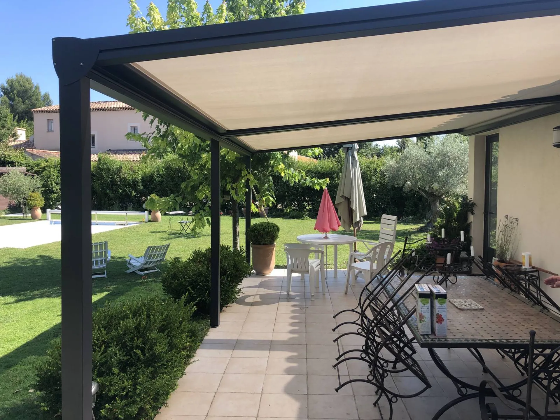installation d'une pergolas bioclimatique en aluminuim Technal  près de gardanne