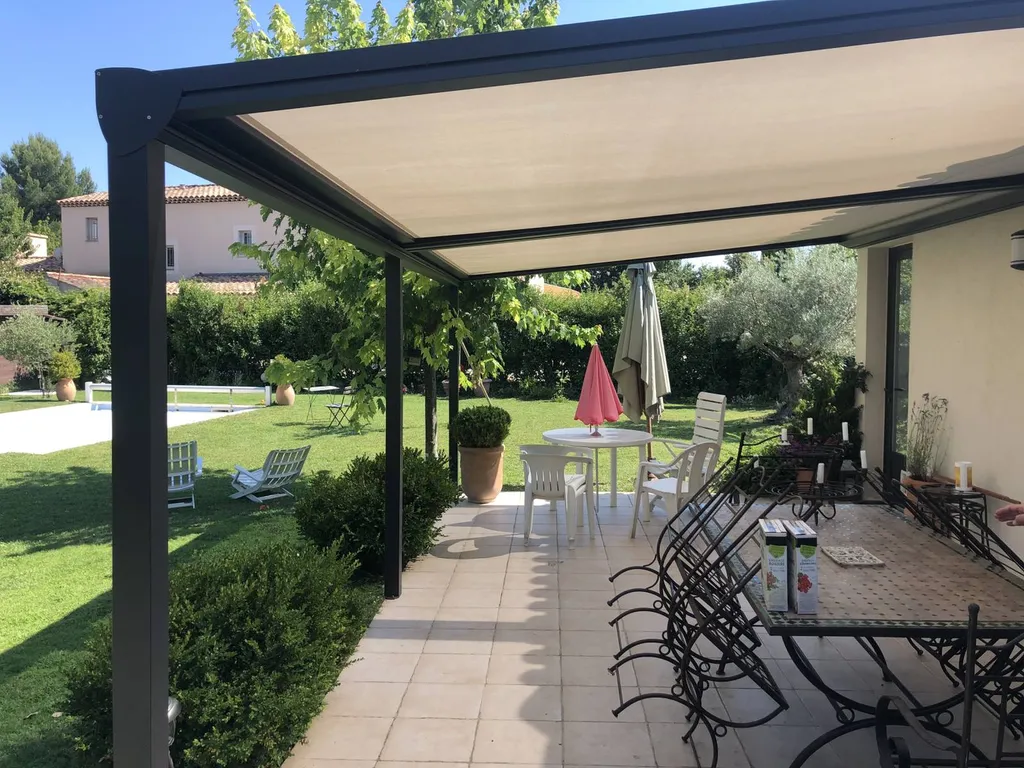 installation d'une pergolas bioclimatique en aluminuim Technal  près de gardanne