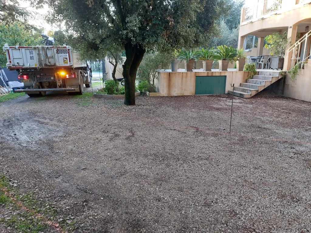 application d'enrobé de bitume noir pour réfection d'un chemin de propriété sur Saint maximin la sainte baume dans ke Var