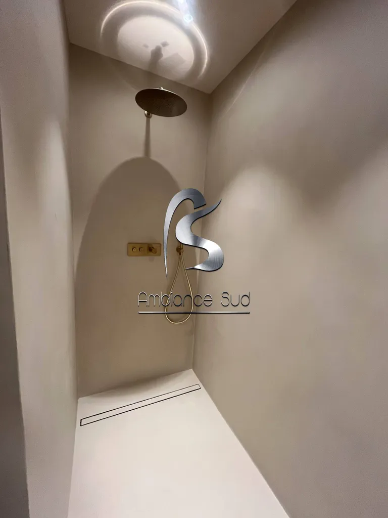Les avantages de la réalisation d’une salle de bain en béton ciré taloché à Châteauneuf du Pape dans le Vaucluse