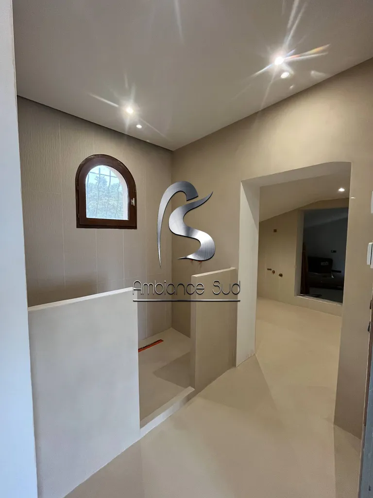 Salle de bain minimaliste en béton ciré beige à Toulon près de Bandol