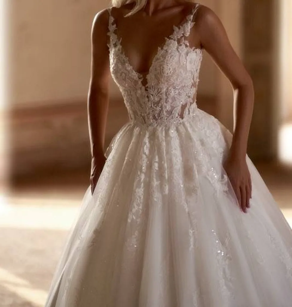 Robe de mariée princesse avec décolleté V au centre-ville de Marseille