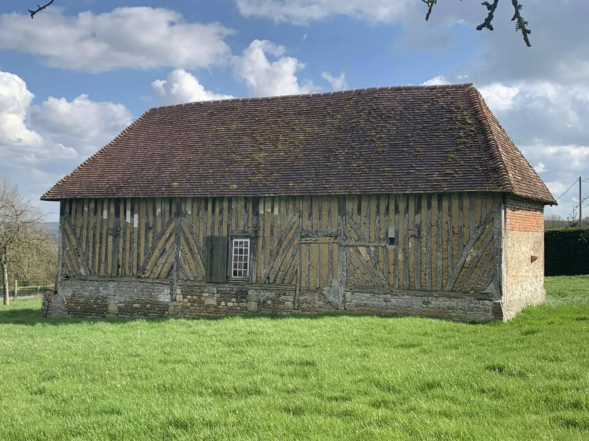 A acheter MAISON EN COLOMBAGES à restaurer, sur presque 3 hectares de terres, dans le secteur de LISIEUX 14100