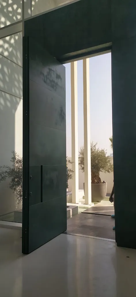 La porte pivotante Silvelox Pivo't en Corse-du-Sud : quand l'entrée devient un geste architectural à part entière