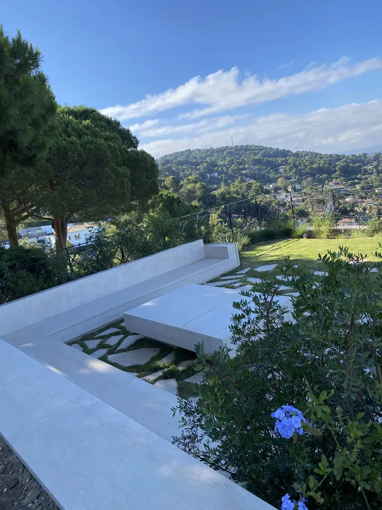 Braséro, banquettes et escalier en Botticcino au Cannet