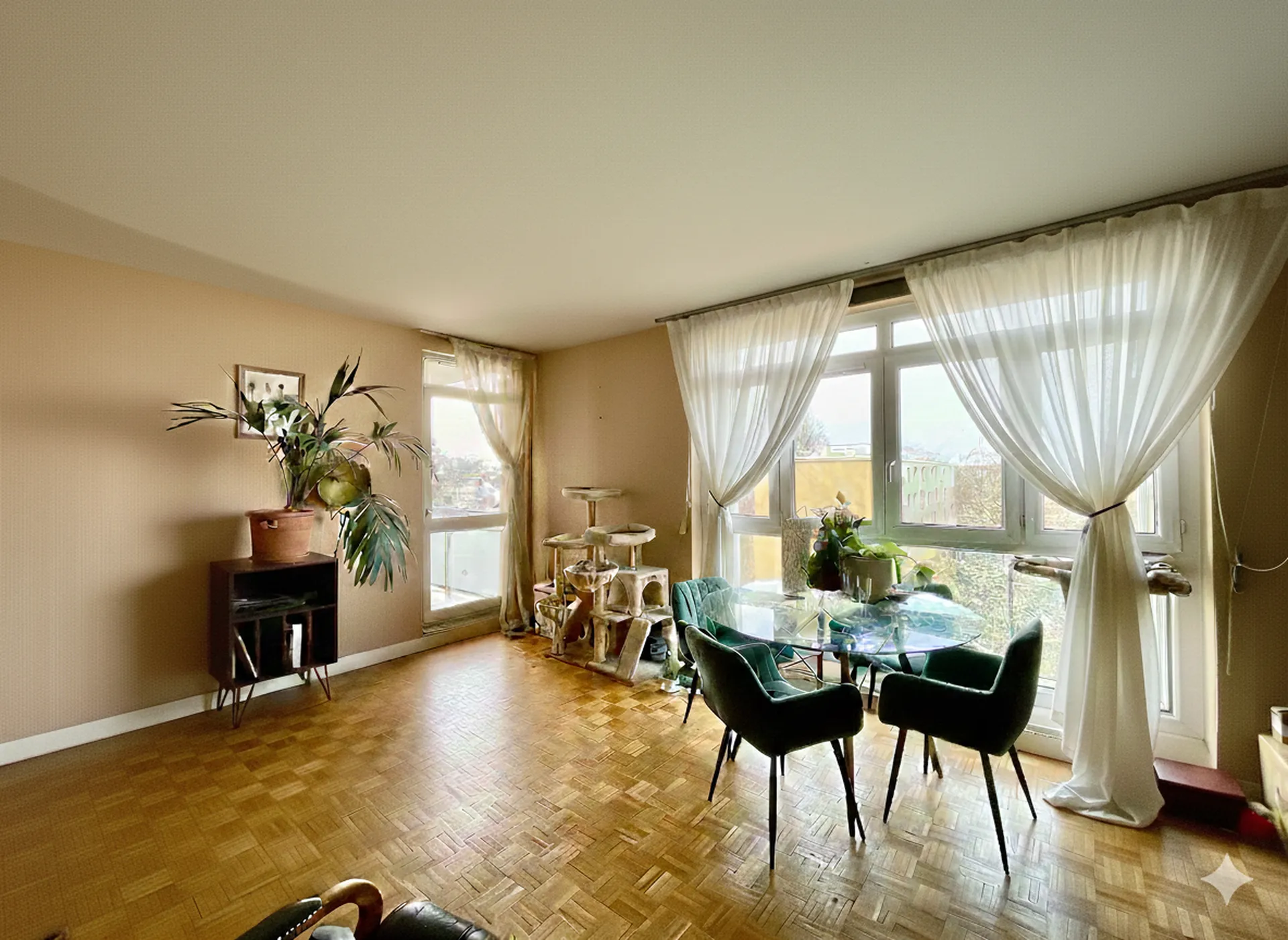 Salon à rénover dans un bel appartement à fort potentiel après travaux