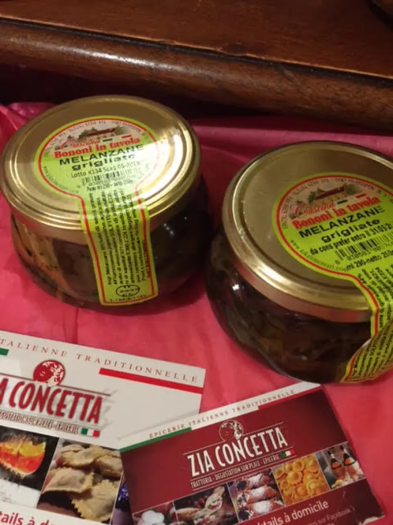 Bocaux d'antipasti, légumes marinés dans de l'huile d'olive