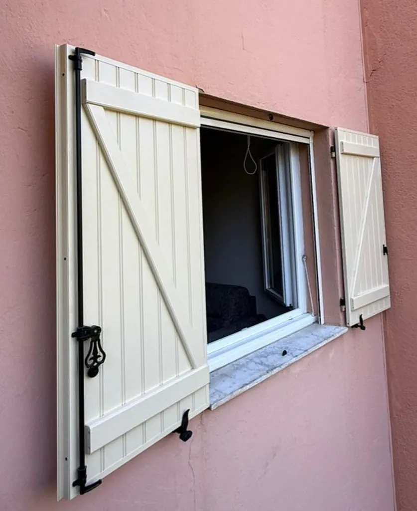 Volets battants en alu deux vantaux NEAUNA en cours de pose à Contes près de Nice