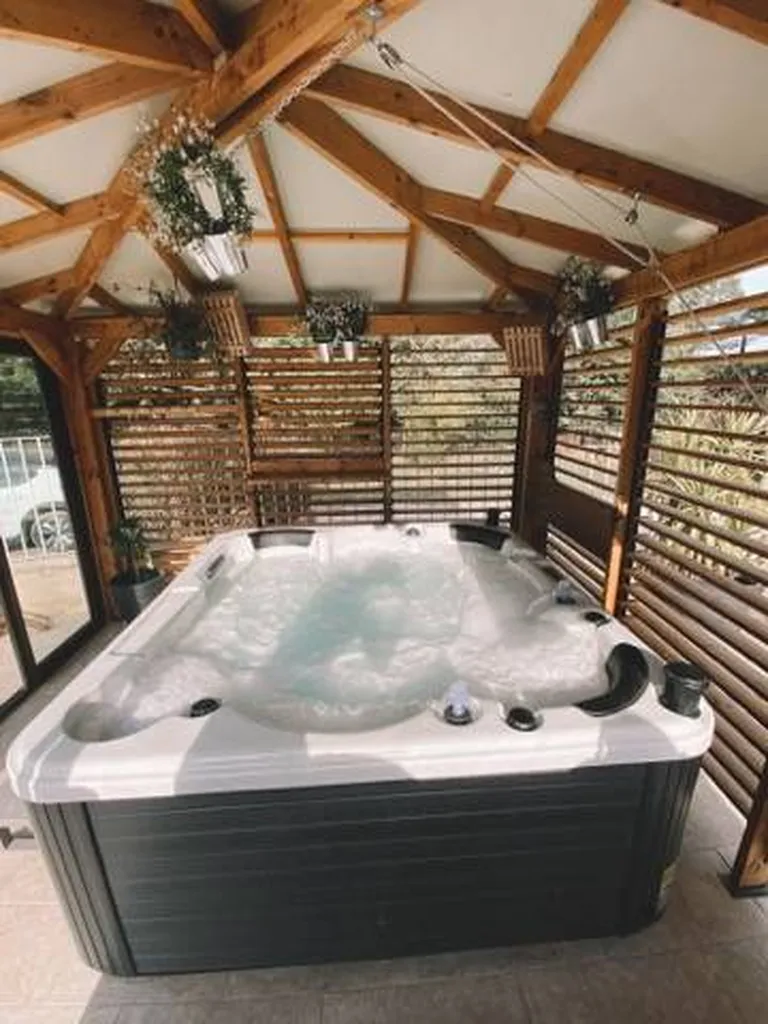 Livraison d'un spa rigide 6 places à Pujaut près d'Avignon, modèle Palma de Quality Spa, installé sur une terrasse. - MCR Piscines et Spas - Gard