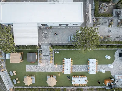 Un mariage civil organisé sur le parvis d'une chapelle blanche les pieds dans l'eau à Rhodes en Grèce