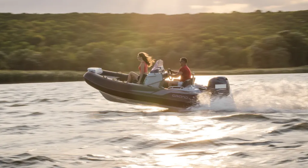 Vente d'un bateau semi-rigide Grand Boats Golden Line G420 équipé d'un moteur Honda Marine 60 CV disponible à La Londe-les-Maures près de Hyères