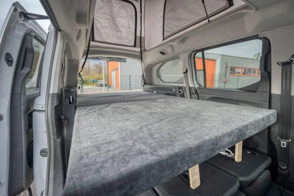 Spécialiste aménagement intérieur Berlingo et Rifter Long à Lyon : banquette-lit et kit-meuble sur-mesure dans le Rhône