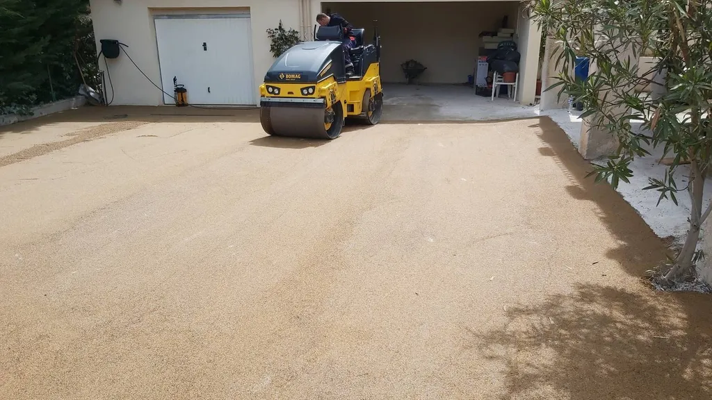 Application d'enrobé de bitume ocre Peyrolles en Provence dans les Bouches du Rhône