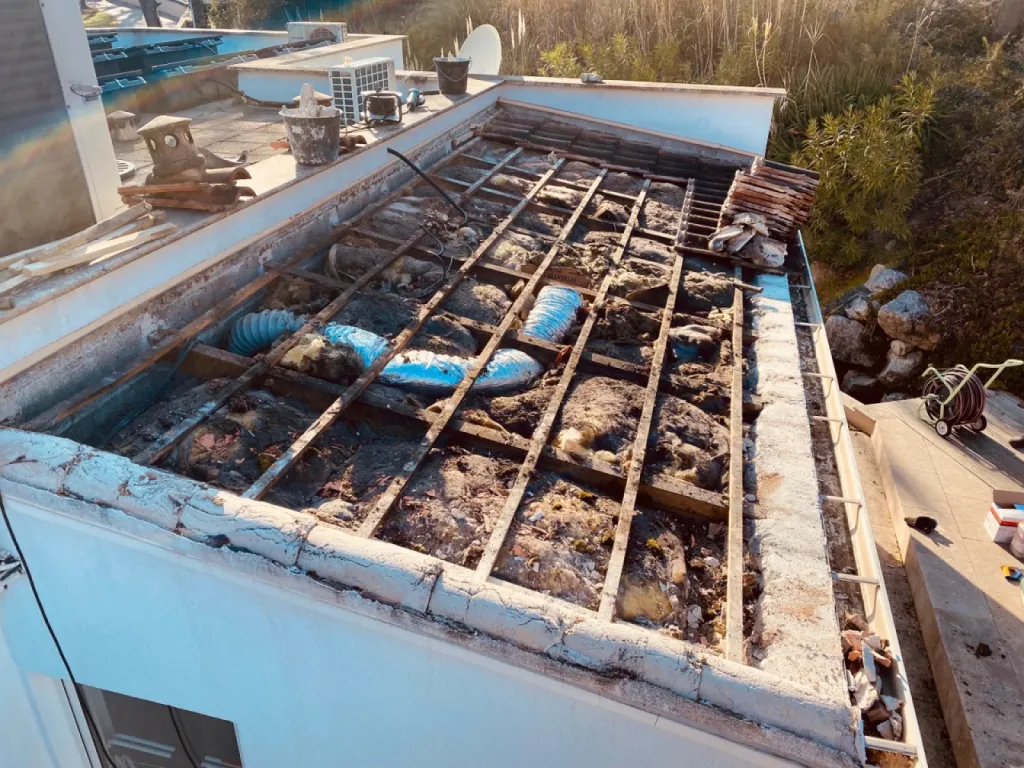 Depose toiture romane sur Martigues