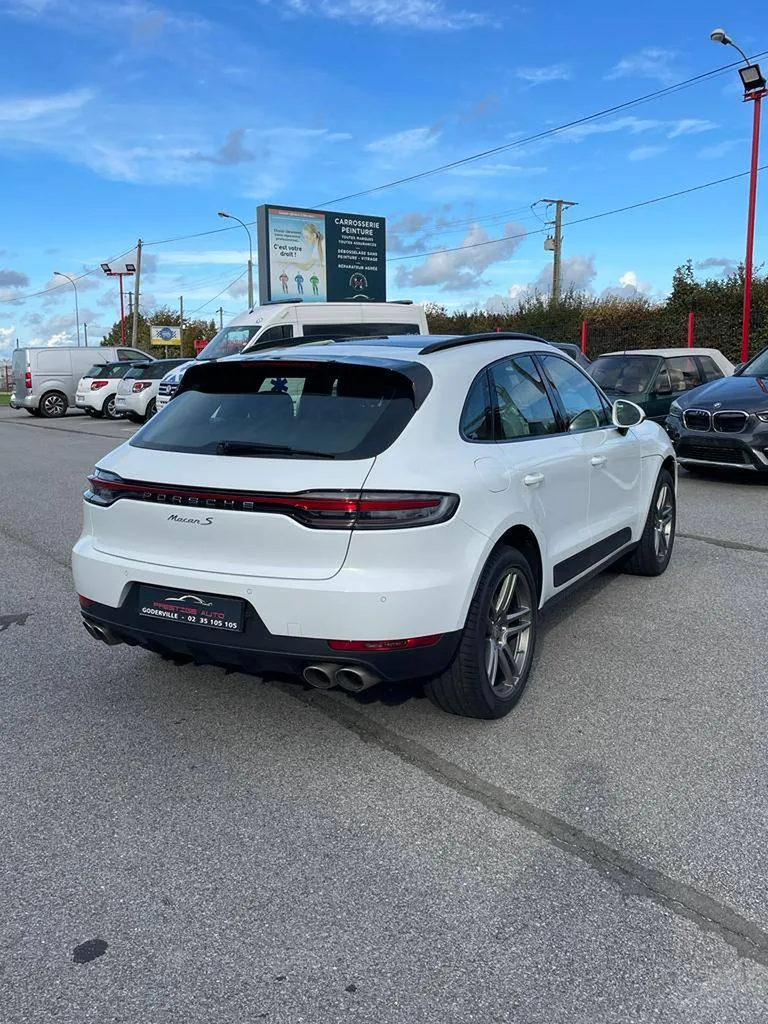 Silhouette élégante de la Porsche Macan à Deauville