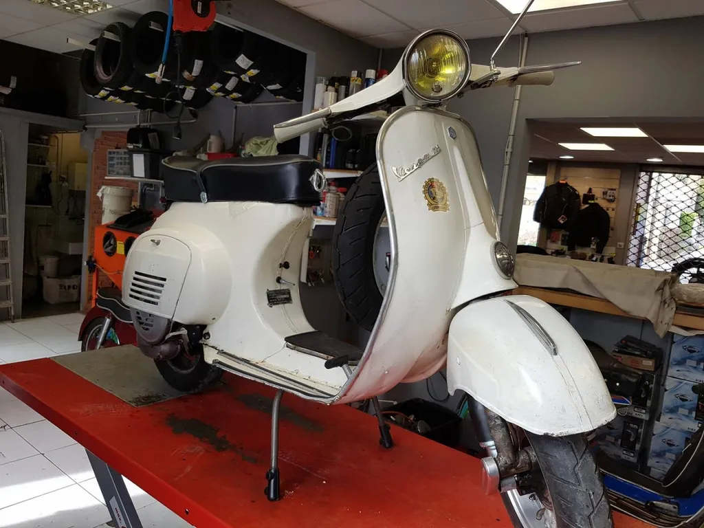 RESTAURATION VESPA PRIMAVERA 125 DE 1974 SANARY SUR MER