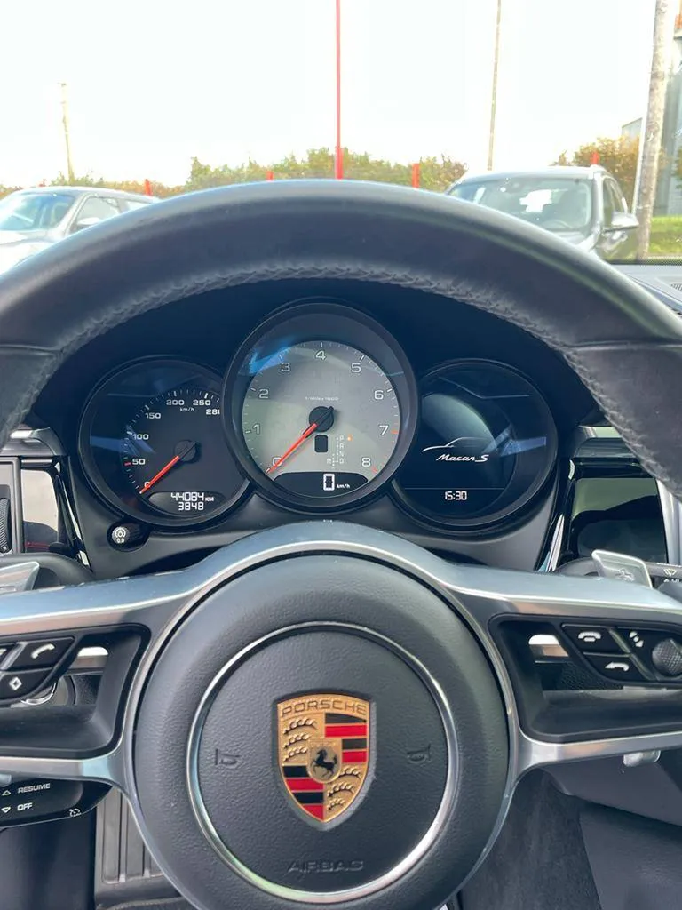 Silhouette élégante de la Porsche Macan à Deauville