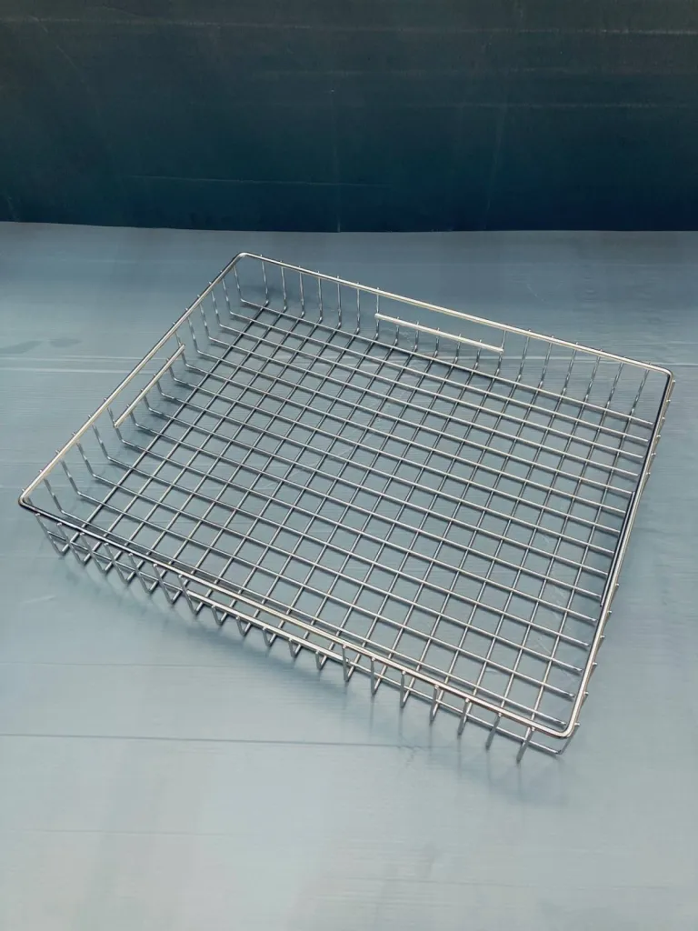 Fabrication de plateaux inox pour collectivités, implantée dans le Rhône et en France