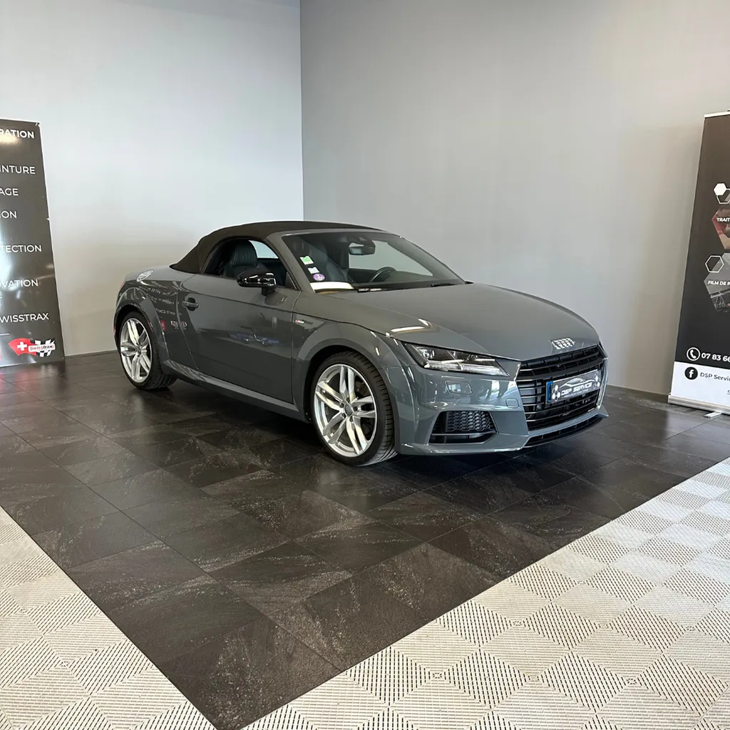 Pose d'une protection céramique GTechniq sur une Audi TT proche du Mans