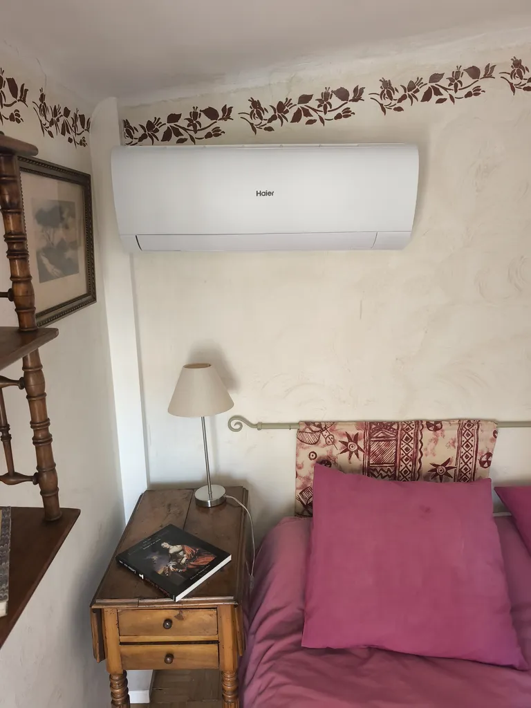 Installation d'un système de climatisation réversible dans une maison de village 