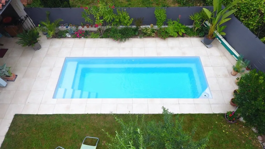 piscine dans jardin et terrasse