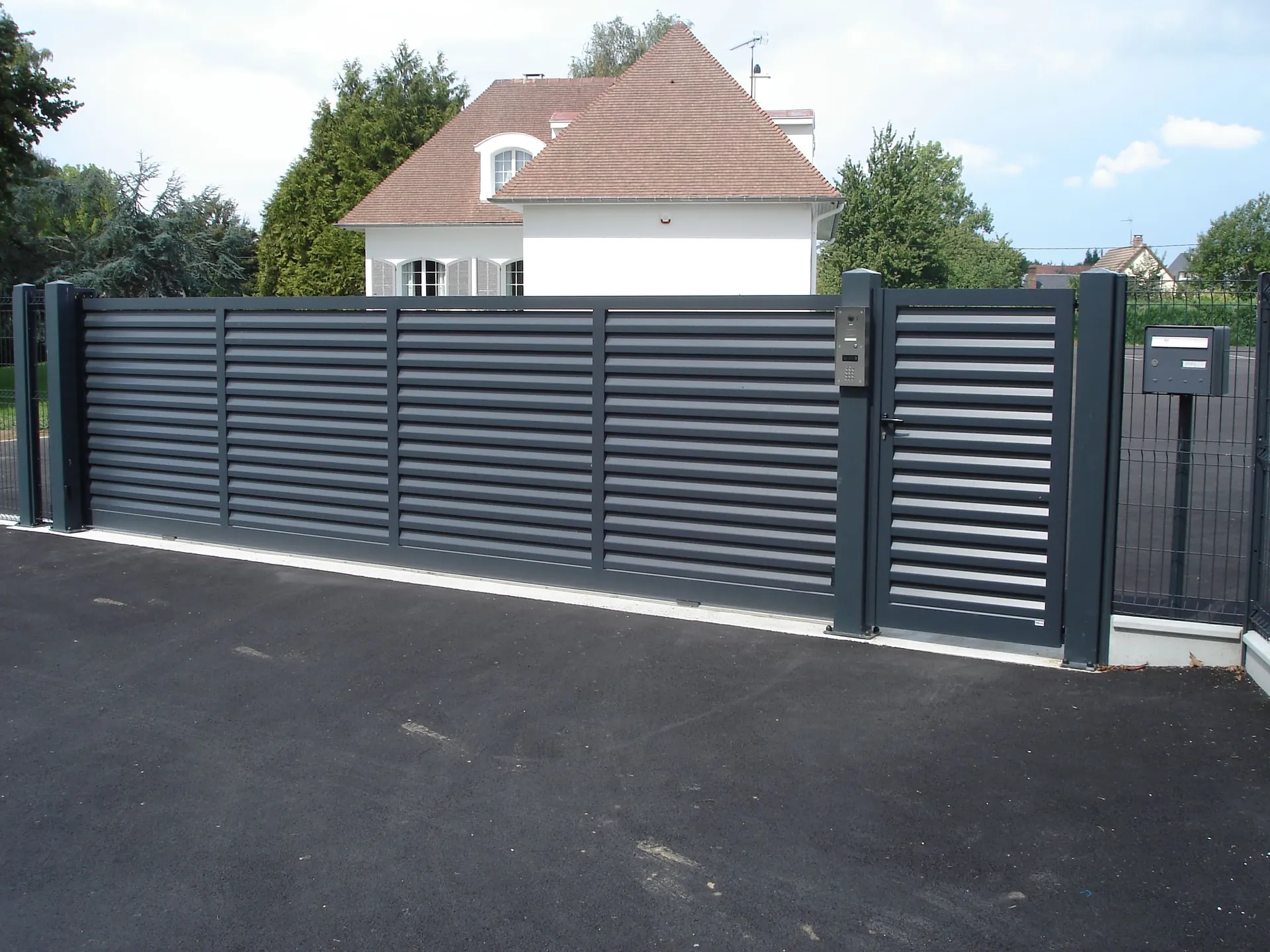 Installation d'Ensembles de Fermeture Extérieure sur Mesure : Portails, Portillons et Clôtures Coordonnés en Aluminium pour Projets Résidentiels à Bernay dans l’Eure 27