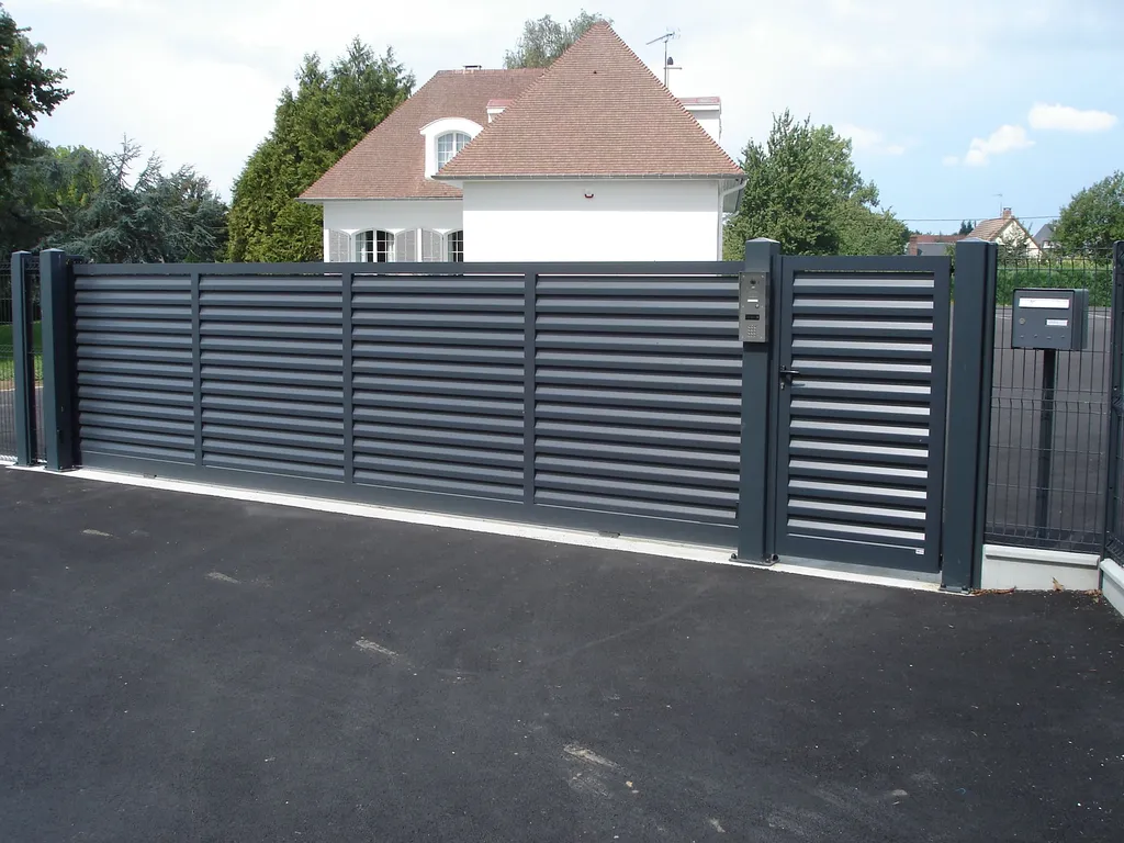 Installation d'Ensembles de Fermeture Extérieure sur Mesure : Portails, Portillons et Clôtures Coordonnés en Aluminium pour Projets Résidentiels à Bernay dans l’Eure 27