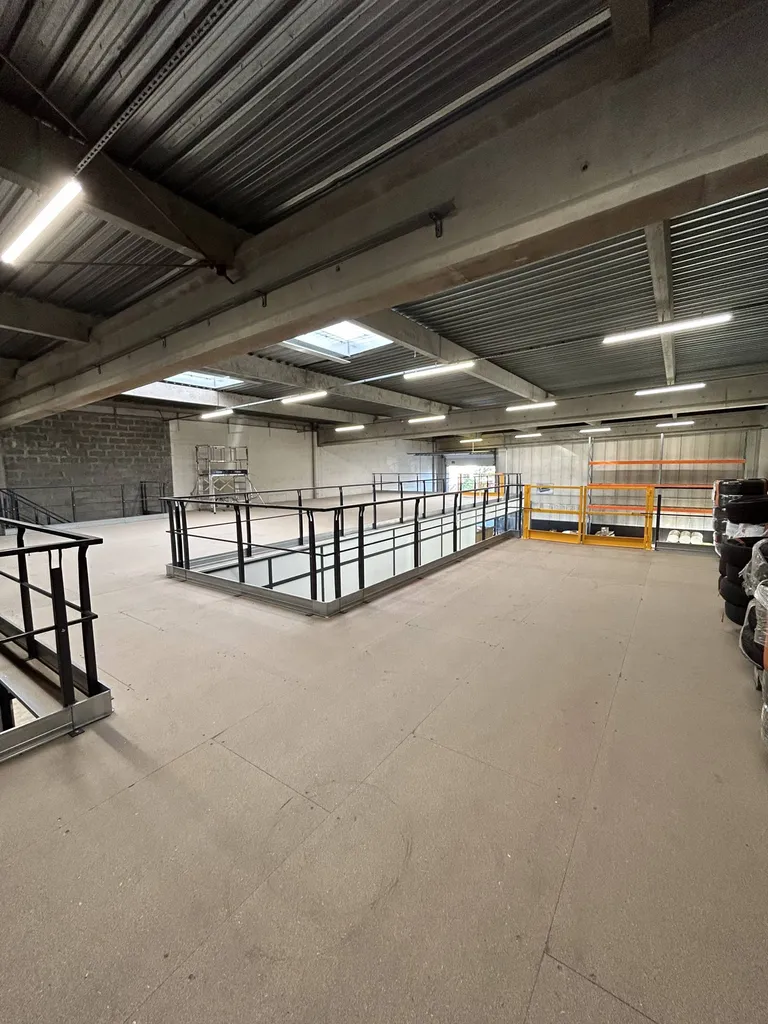 Mezzanine industrielle de 230 m² équipée de cloison à Vénissieux dans le Rhône