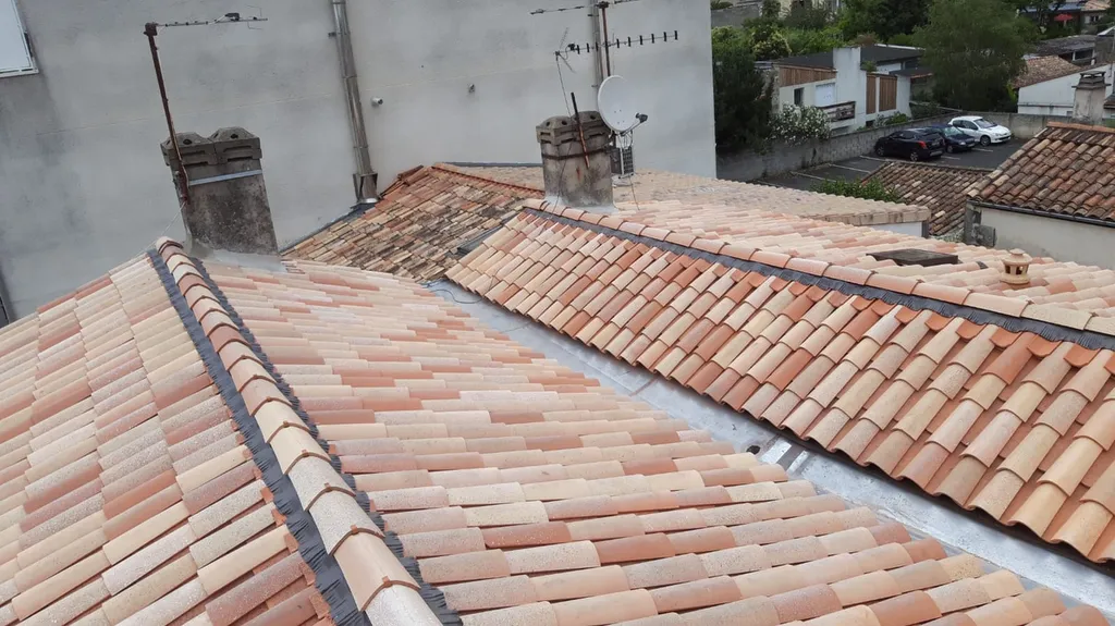 Devis pour réparer fuites de toit par un artisan couvreur à proximité de Bordeaux