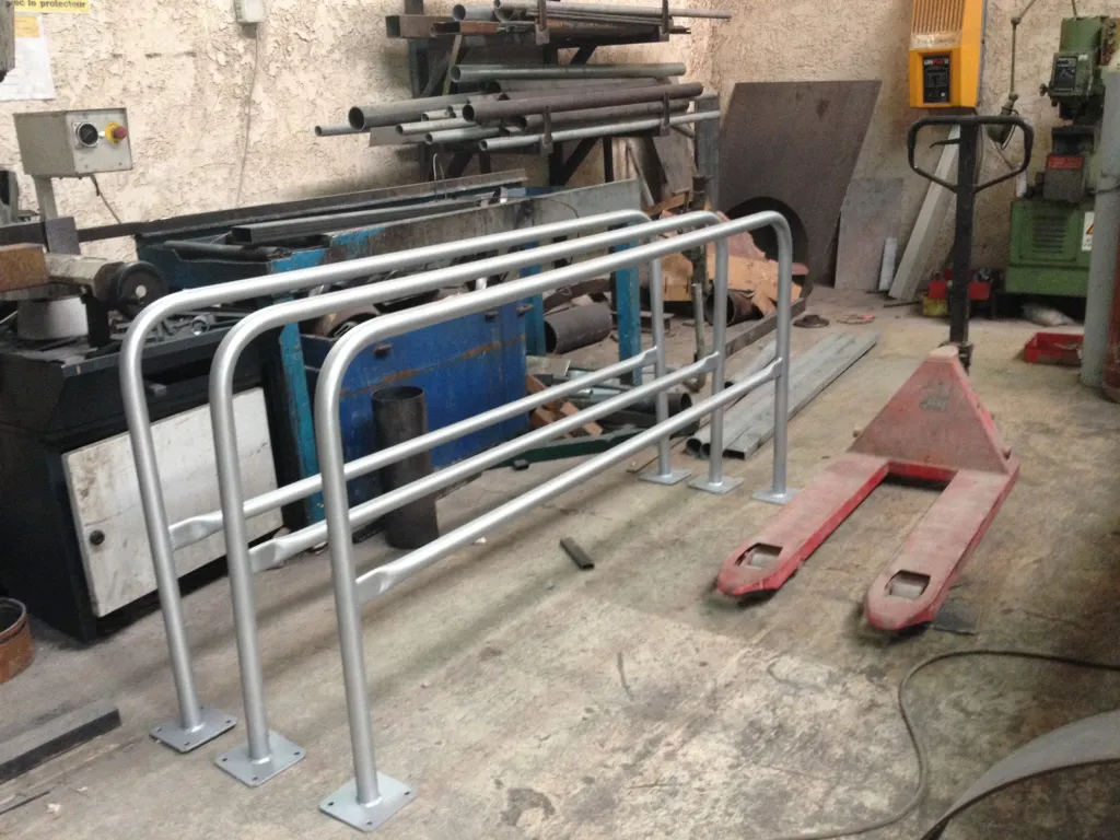 FABRICATION DE GARDE CORPS SUR MESURE  POUR CHEMINEMENT PIETONS GALVANISES DANS LA VILLE DE PORT DE BOUC DANS LES BOUCHES DU RHONE 