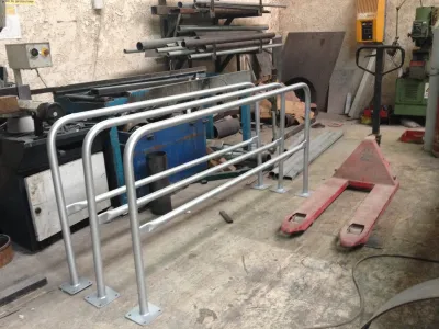 FABRICATION DE GARDE CORPS SUR MESURE  POUR CHEMINEMENT PIETONS GALVANISES DANS LA VILLE DE PORT DE BOUC DANS LES BOUCHES DU RHONE 