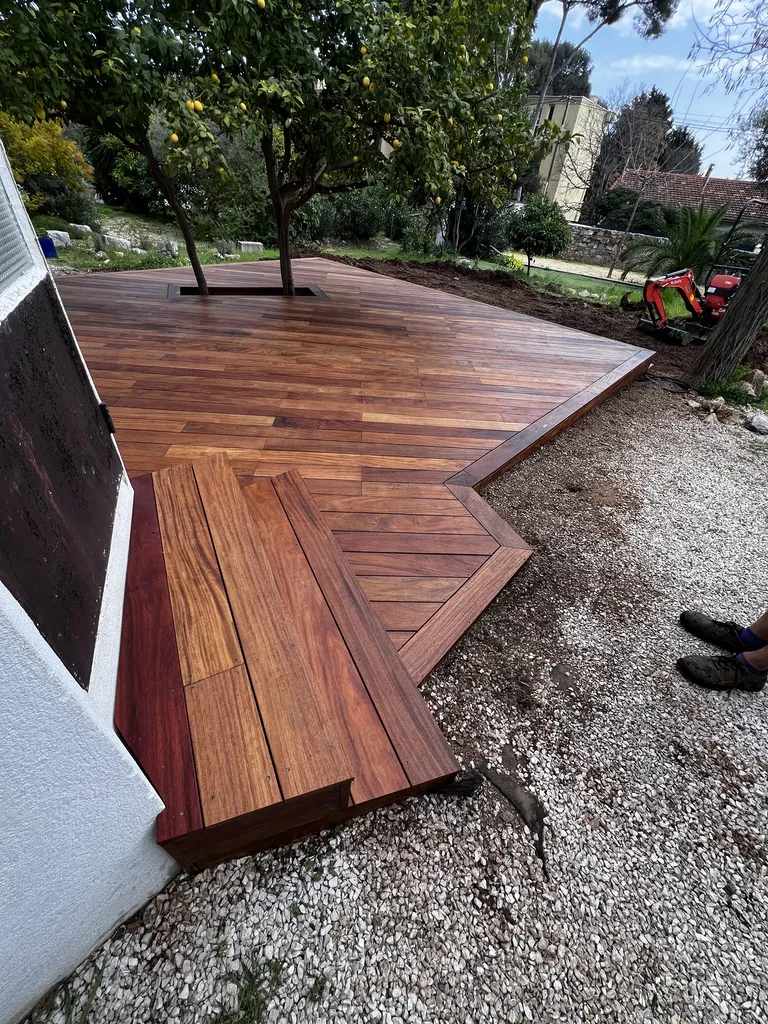 Création d’une terrasse bois exotique et d’un espace en travertin à Toulon