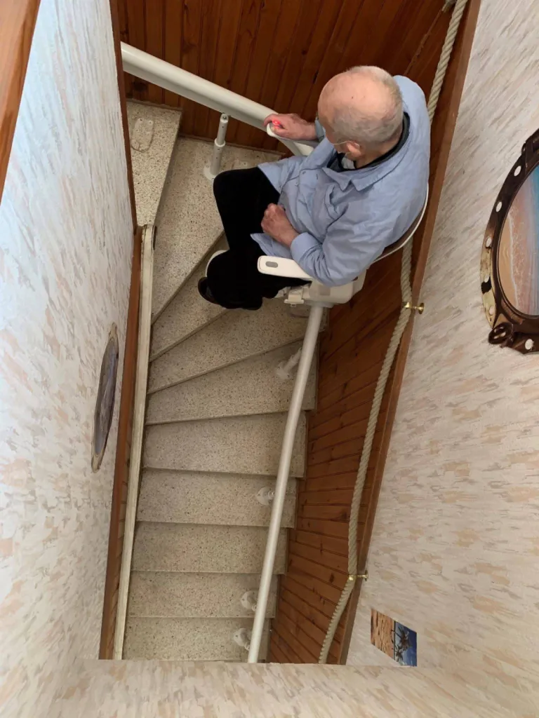 Confort d'utilisation pour ce fauteuil monte escalier OTOLIFT Modul'Air intérieur dans escalier tournant à Martigues près d'Aix en Provence