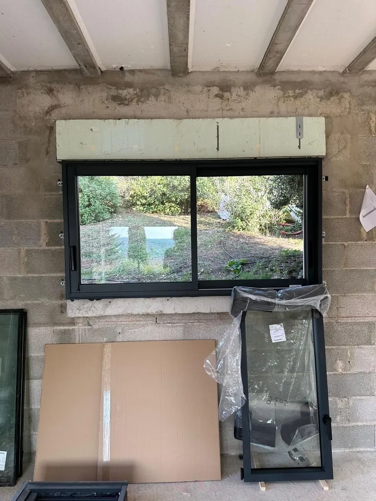 Construction d’une maison neuve sur Aix-en-Provence avec des menuiseries ALU Gris Anthracite 