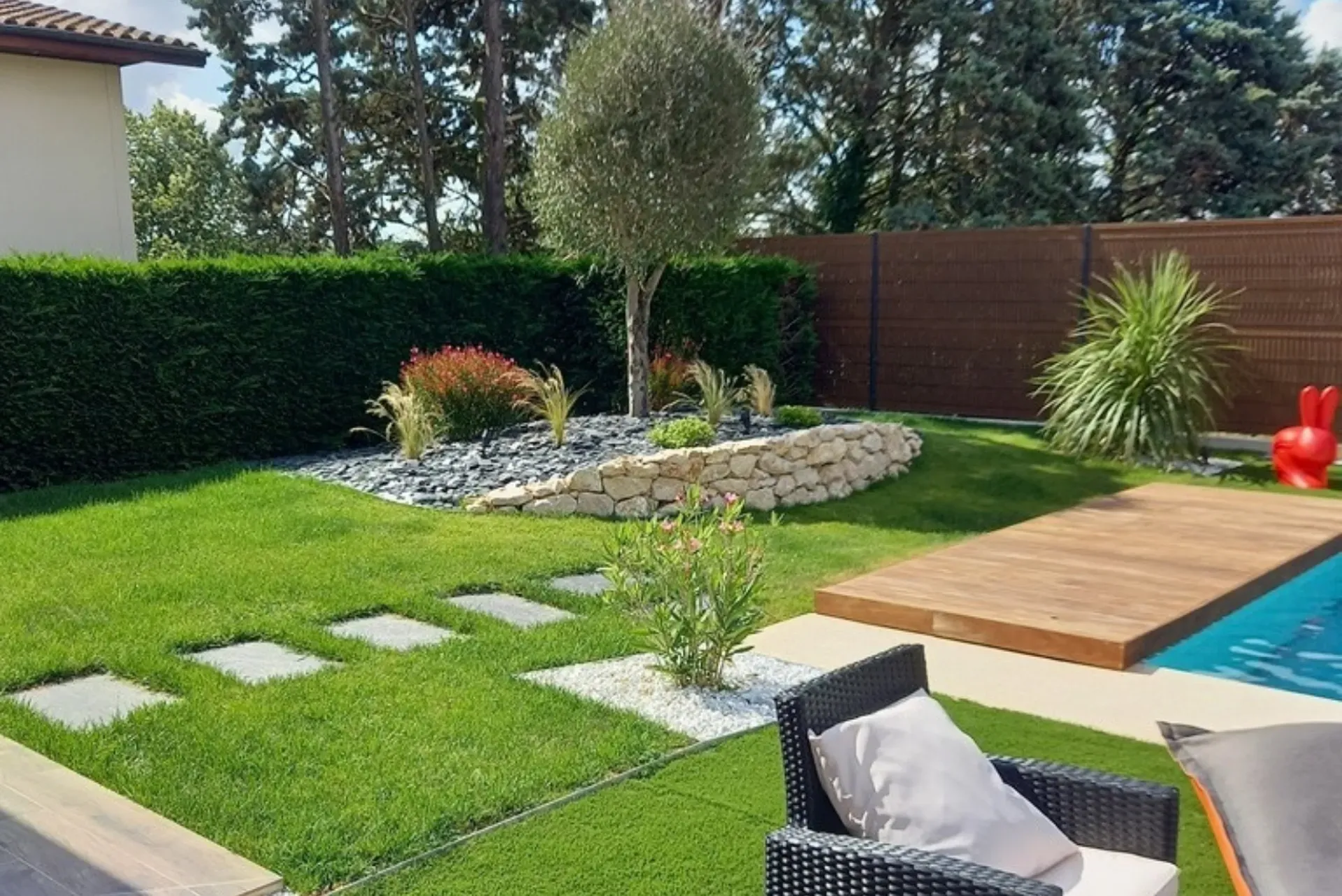 aménagement de jardin avec terrasse de piscine à Toulouse
