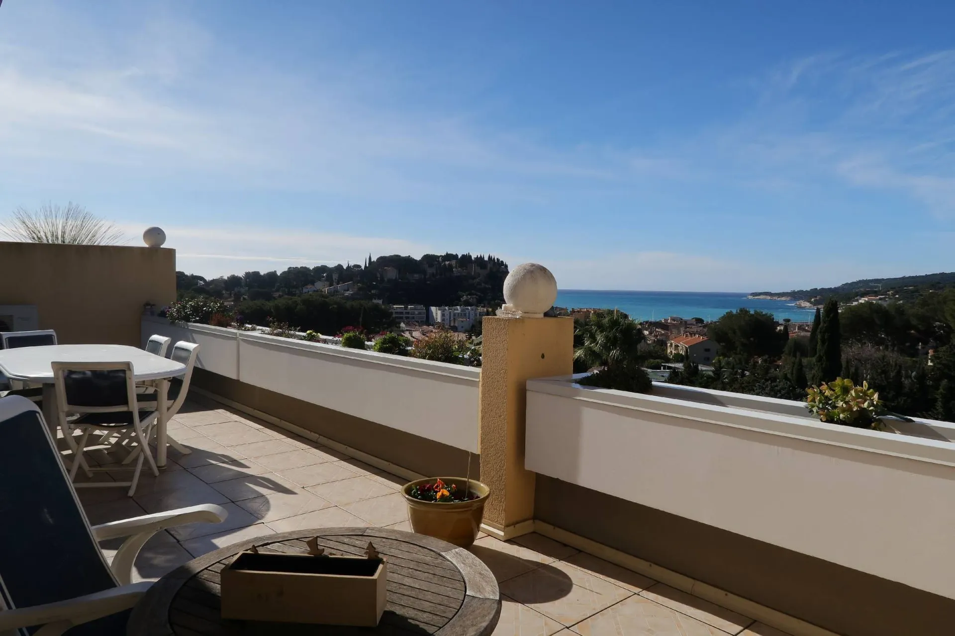 Cassis -  T4 dans résidence de standing, terrasse vue mer et parking à proximité immédiate du port 
