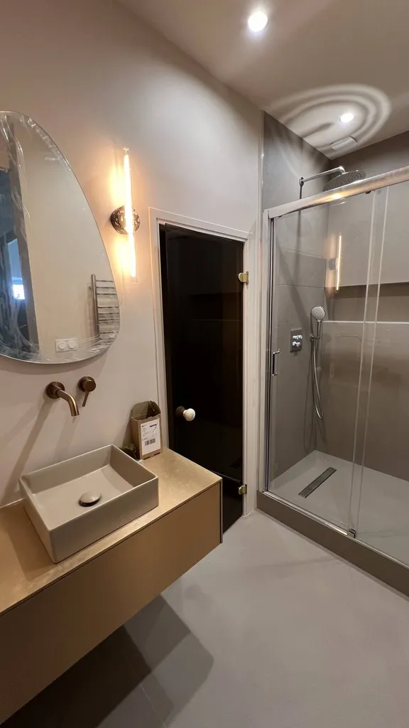 Pose des sanitaires et faïence murale dans la salle de douche par Probatis 