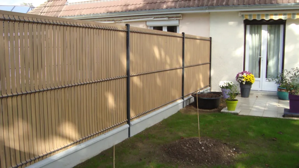 Pose de clôture mitoyenne occultante en lames d'occultation PVC à Pont Audemer 27