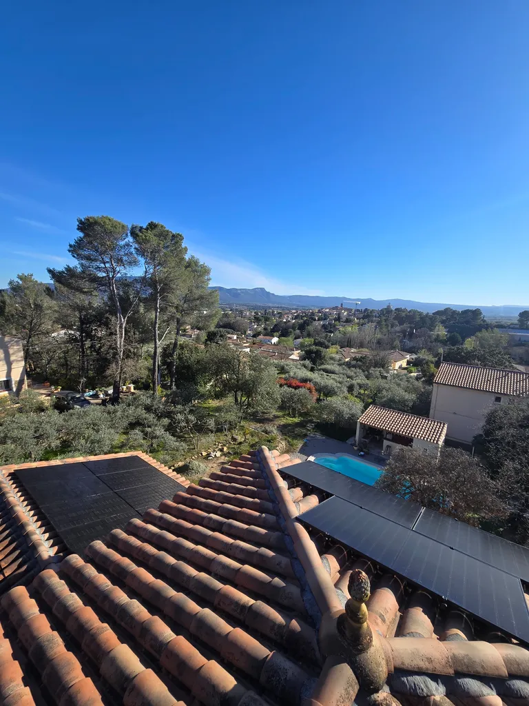 Installation de panneaux solaires hybrides et photovoltaïques avec chauffe-eau solaire pour une autonomie à Pourrières