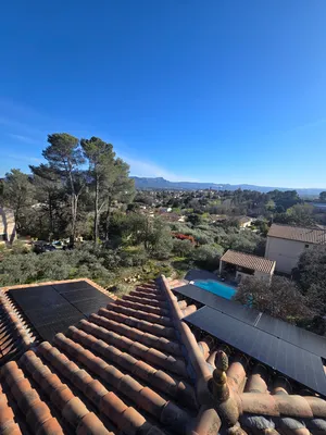 Installation de panneaux solaires hybrides et photovoltaïques avec chauffe-eau solaire pour une autonomie à Pourrières