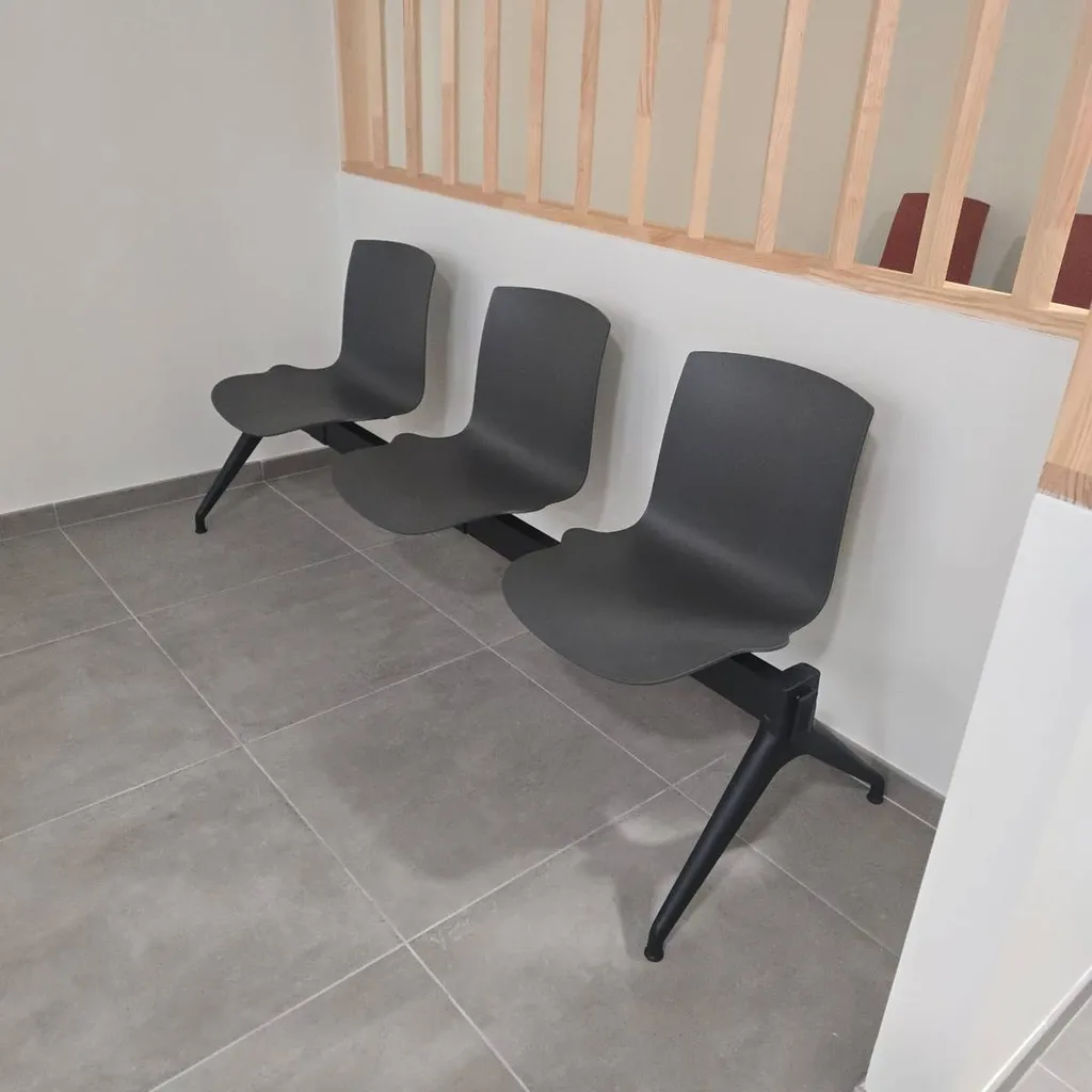 Sièges poutre 3 places pour espace d'accueil à Vans