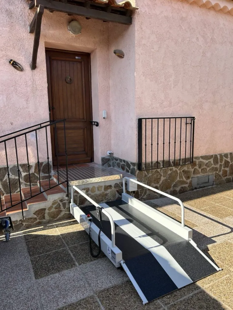 Le volet permet une sortie en douceur de l'élévateur Liftboy à la Seyne près de Toulon