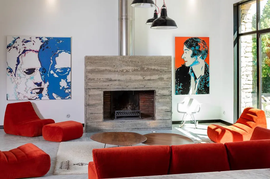 Réalisation d'une cheminée en béton dans une maison neuve à Salon de Provence