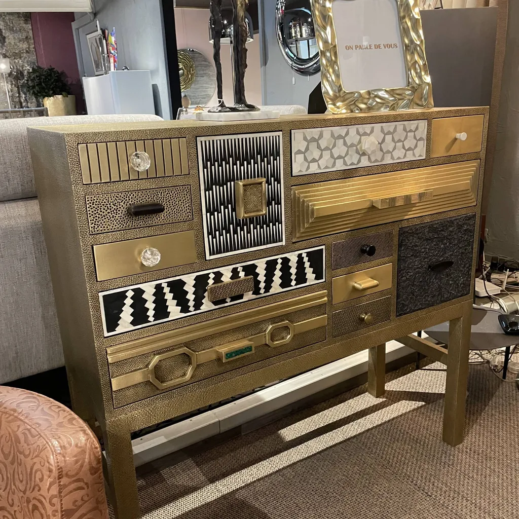 Commode originale avec tiroirs à Hyères près de La Crau