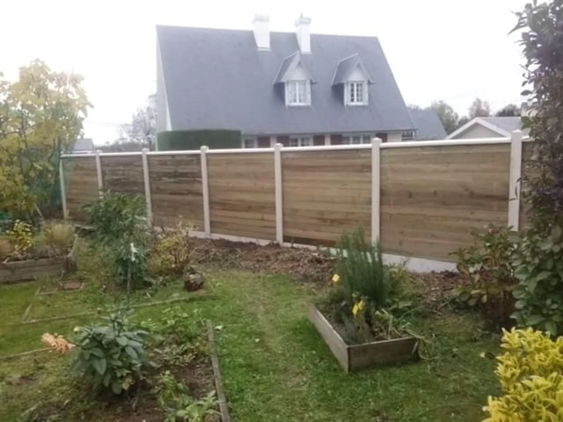 Installation de Clôture mixte béton bois, Panneaux de soubassement minéral et Palissades occultantes à Cormeilles dans l’Eure 27 et ses communes limitrophes de Normandie